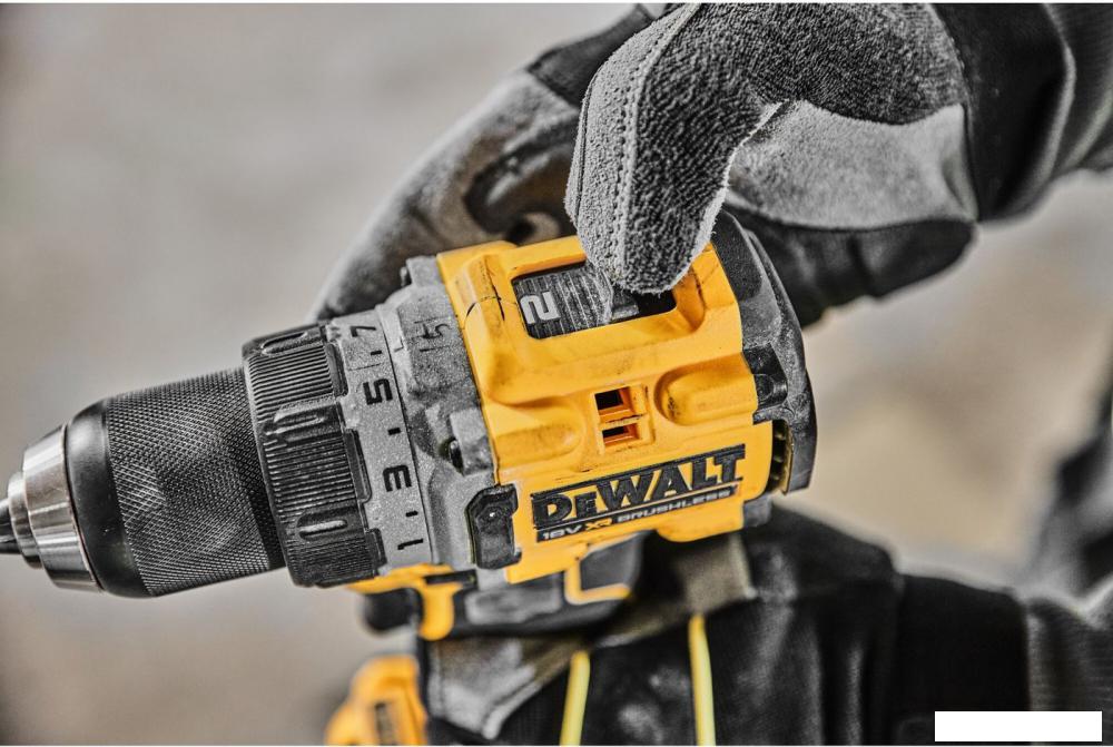 Дрель-шуруповерт DeWalt DCD800E1T (с 1-им АКБ 1.7 Ач, кейс)