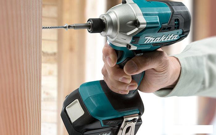 Винтоверт Makita DTD156RFE (с 2-мя АКБ)