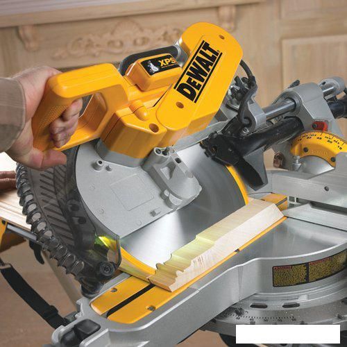 Торцовочная пила DeWalt DWS780