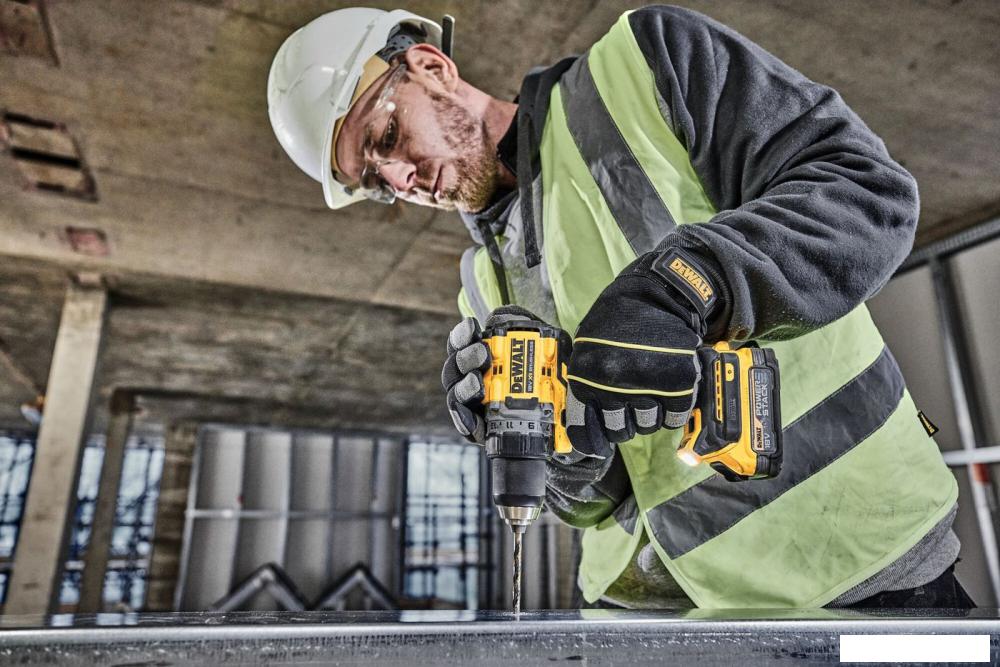 Дрель-шуруповерт DeWalt DCD800E1T (с 1-им АКБ 1.7 Ач, кейс)