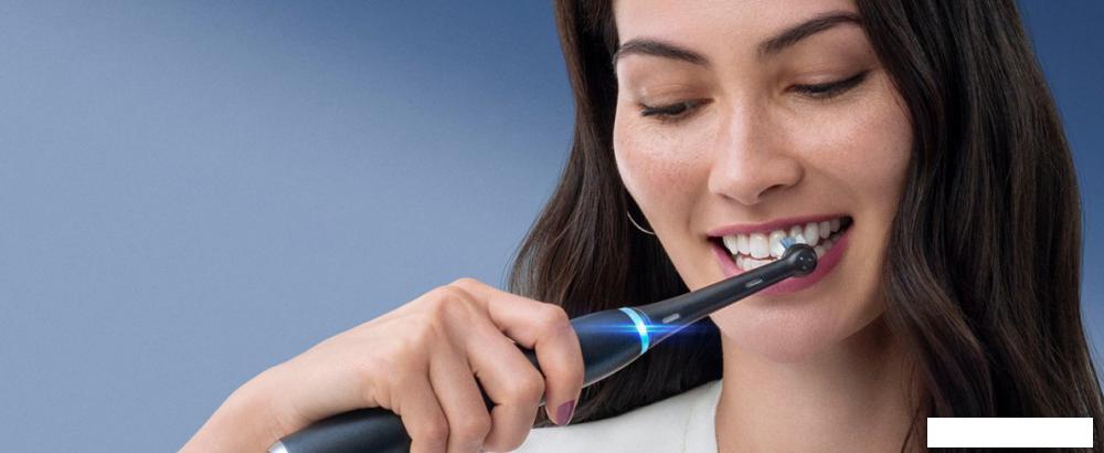 Электрическая зубная щетка Oral-B iO 7 (черный)
