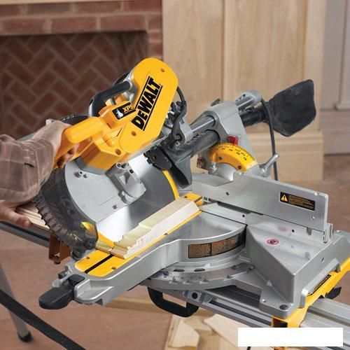 Торцовочная пила DeWalt DWS780