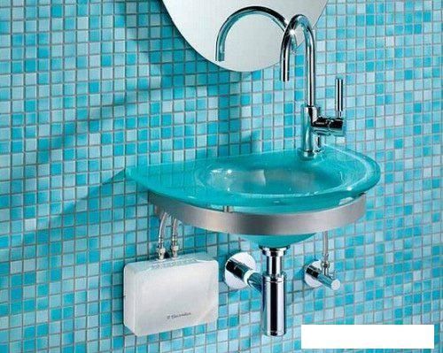 Проточный электрический водонагреватель Electrolux NP4 Aquatronic 2.0