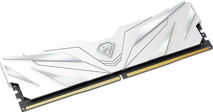 Оперативная память Netac Shadow II White 16ГБ DDR4 2666 МГц NTSWD4P26SP-16W