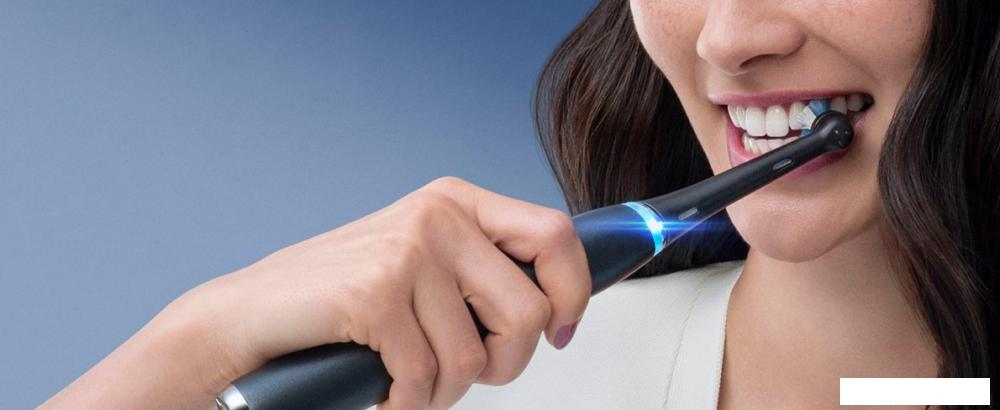 Электрическая зубная щетка Oral-B iO 7 (черный)