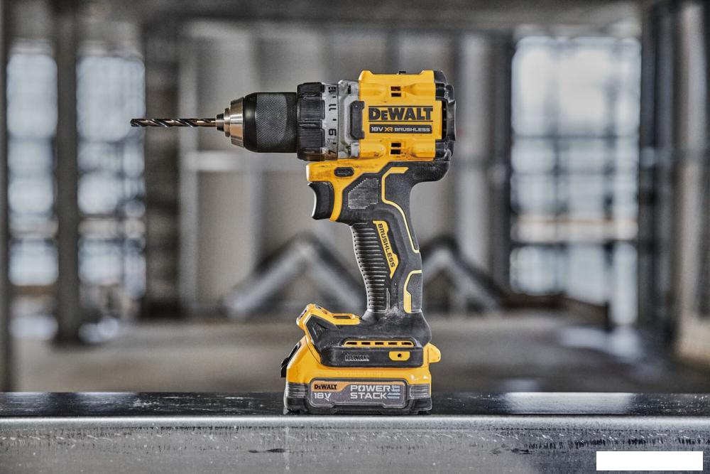 Дрель-шуруповерт DeWalt DCD800E1T (с 1-им АКБ 1.7 Ач, кейс)