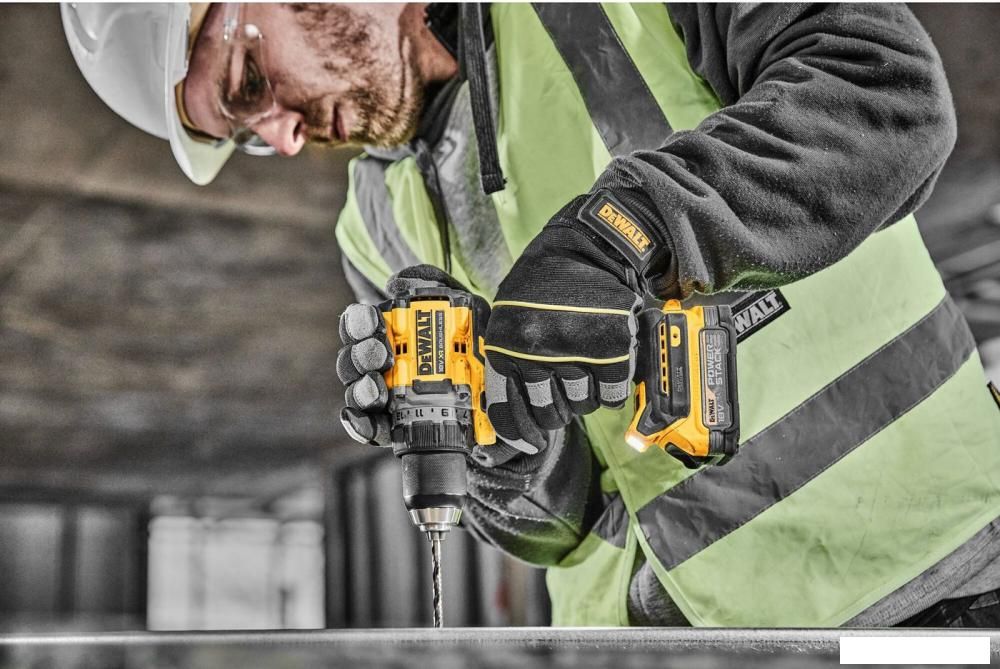 Дрель-шуруповерт DeWalt DCD800E1T (с 1-им АКБ 1.7 Ач, кейс)